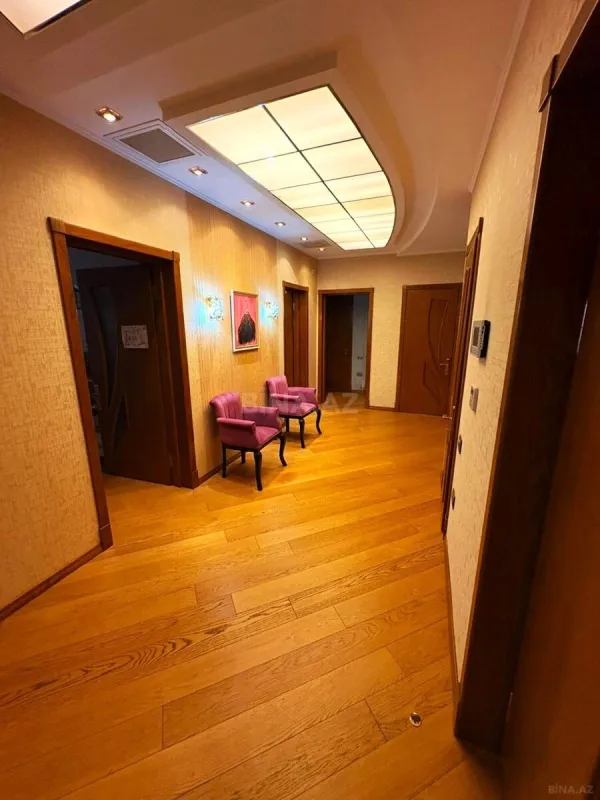 Satılır 4 otaqlı mənzil 180 m²