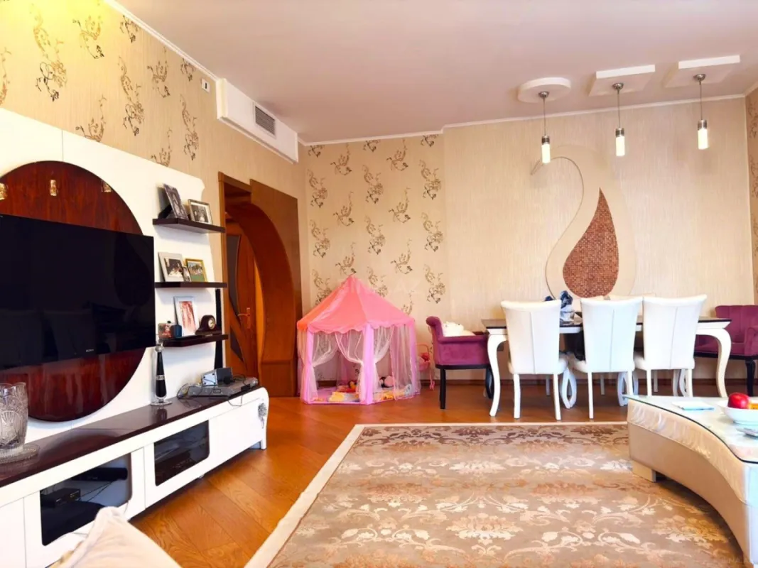 Satılır 4 otaqlı mənzil 180 m²