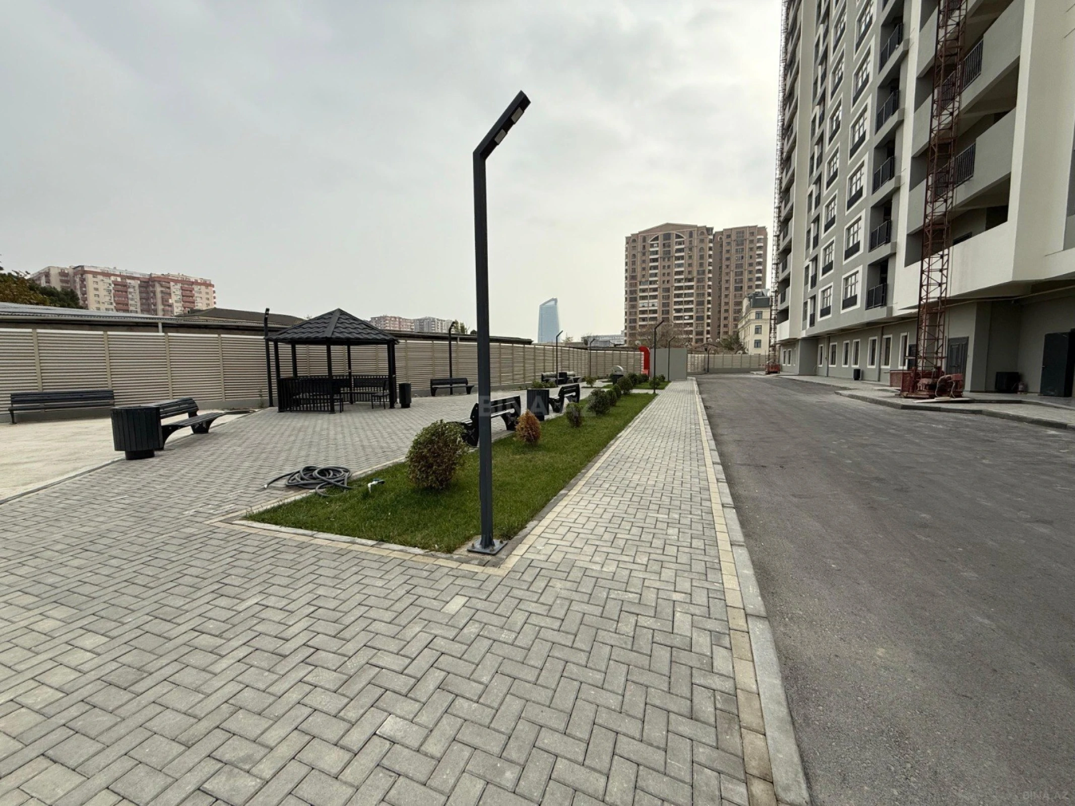 Satılır 3 otaqlı mənzil 118 m²