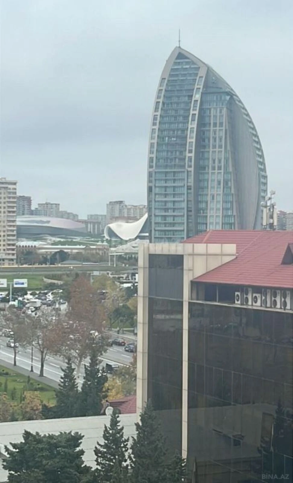 Satılır 4 otaqlı mənzil 251 m²