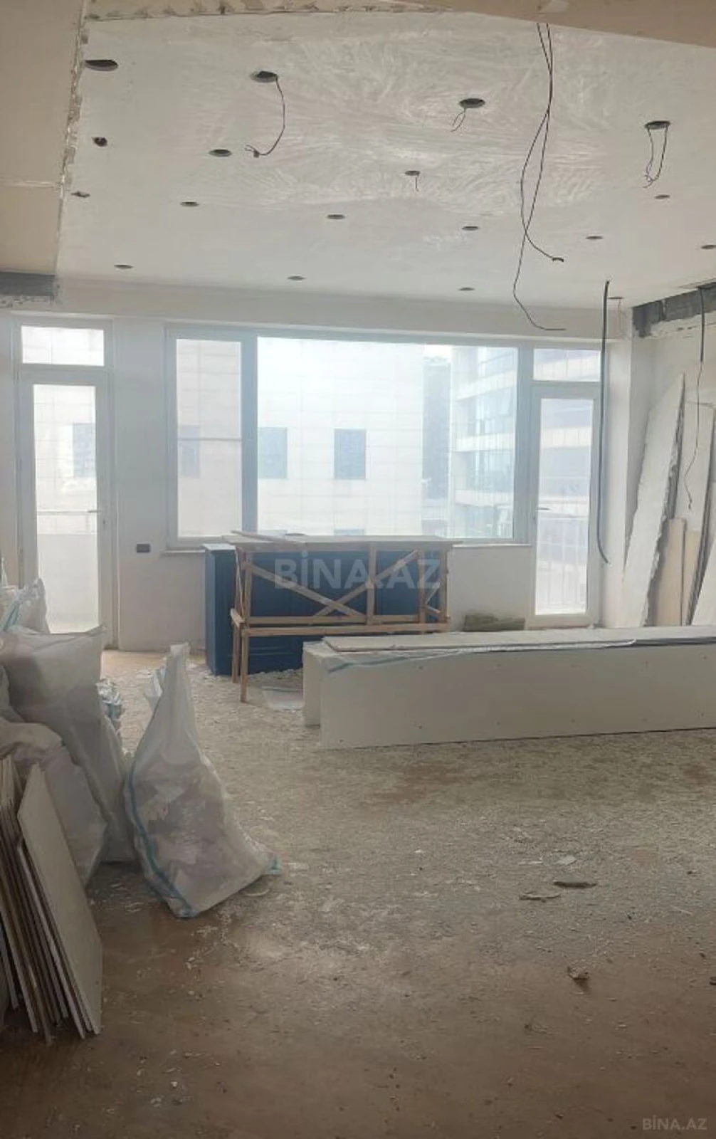 Satılır 4 otaqlı mənzil 251 m²