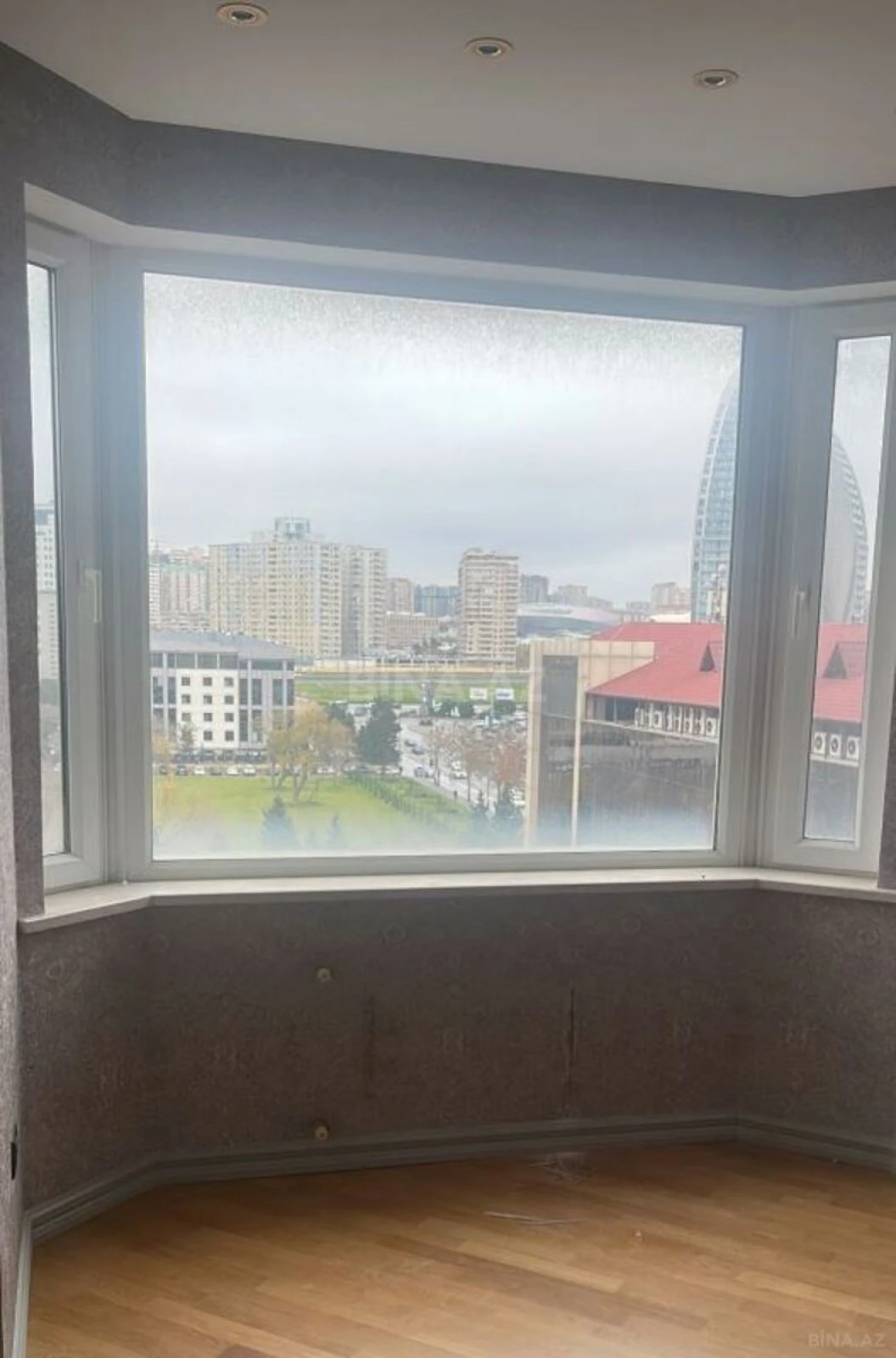 Satılır 4 otaqlı mənzil 251 m²