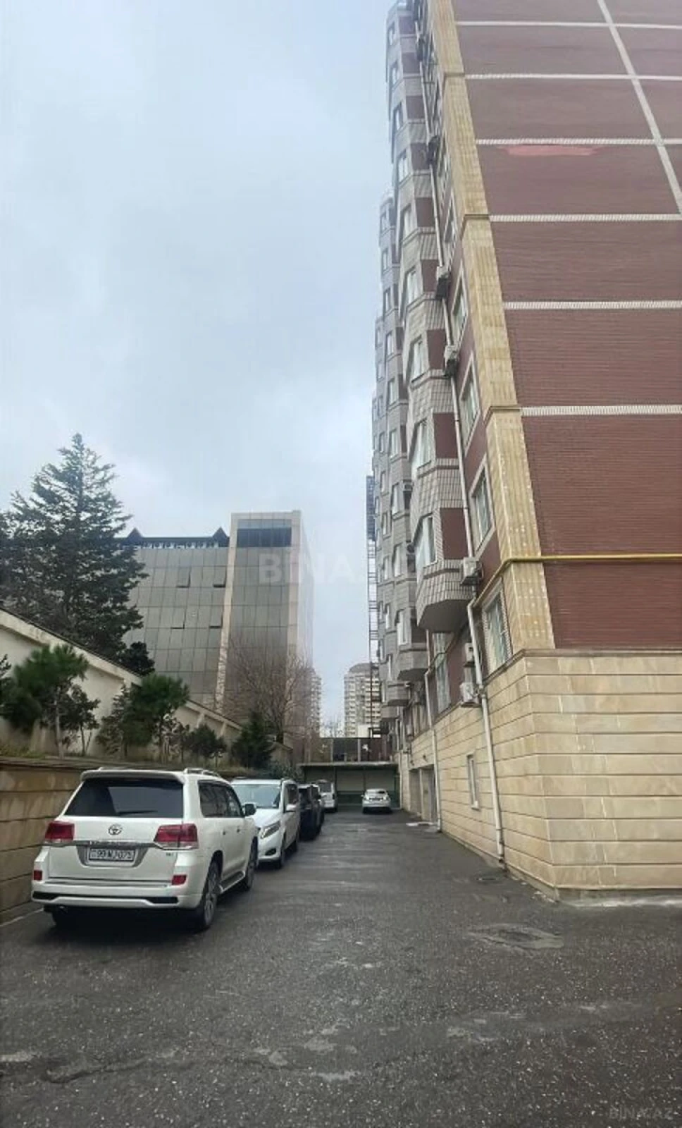 Satılır 4 otaqlı mənzil 251 m²