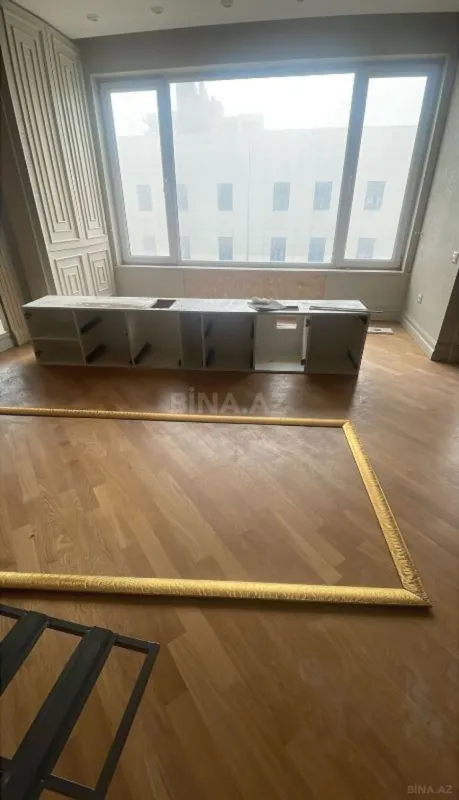 Satılır 4 otaqlı mənzil 251 m²