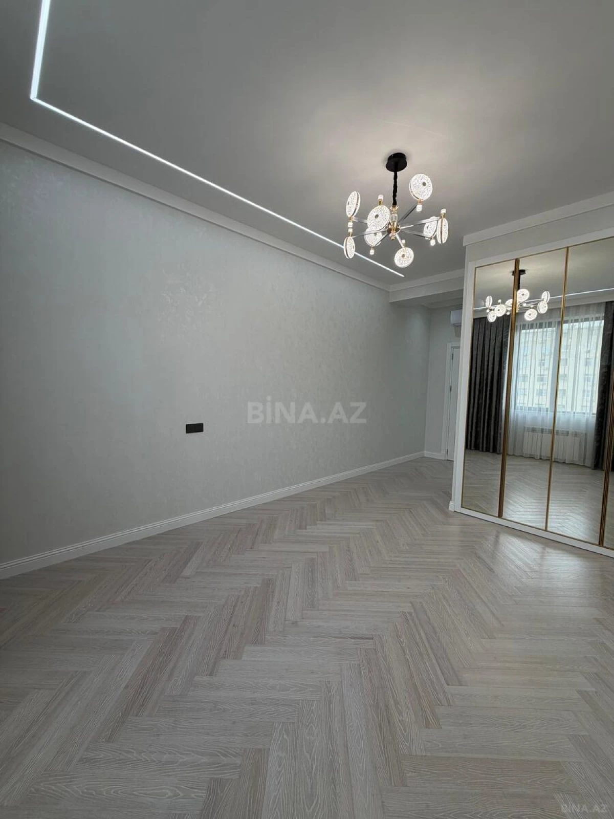 Satılır 4 otaqlı mənzil 160 m²