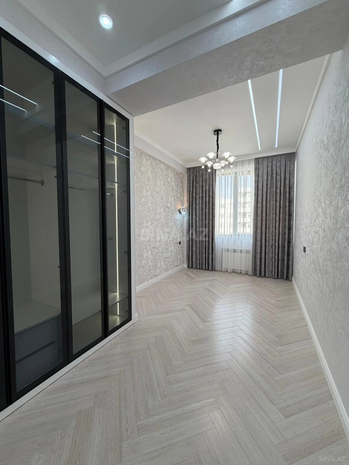 Satılır 4 otaqlı mənzil 160 m²