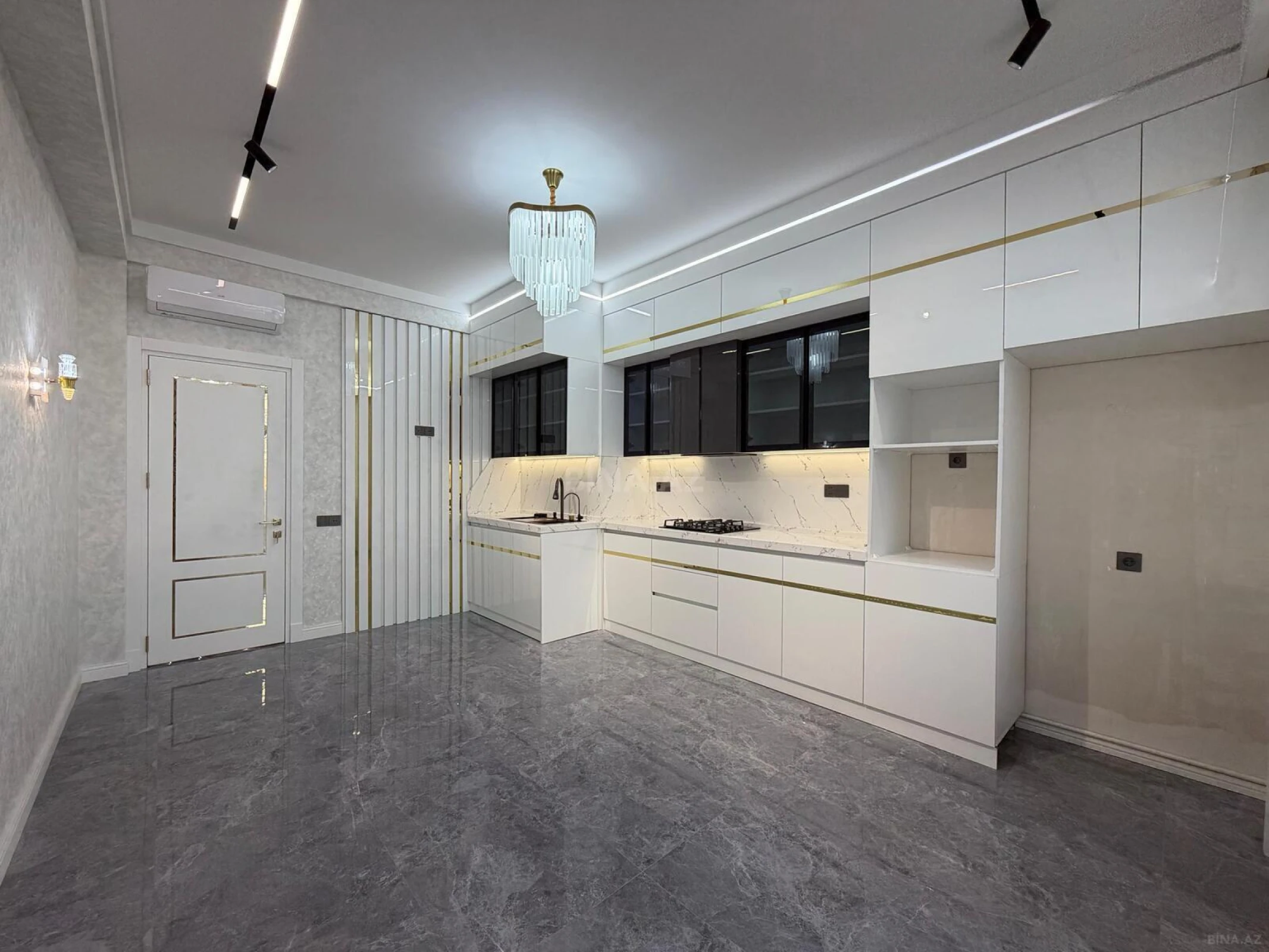 Satılır 4 otaqlı mənzil 160 m²