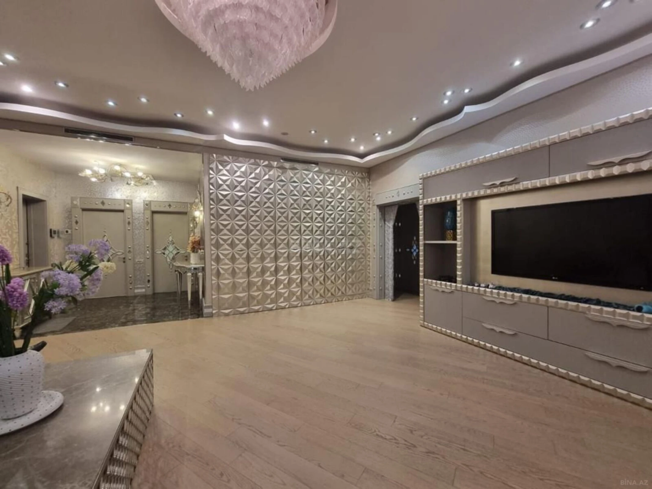 Satılır 4 otaqlı mənzil 240 m²