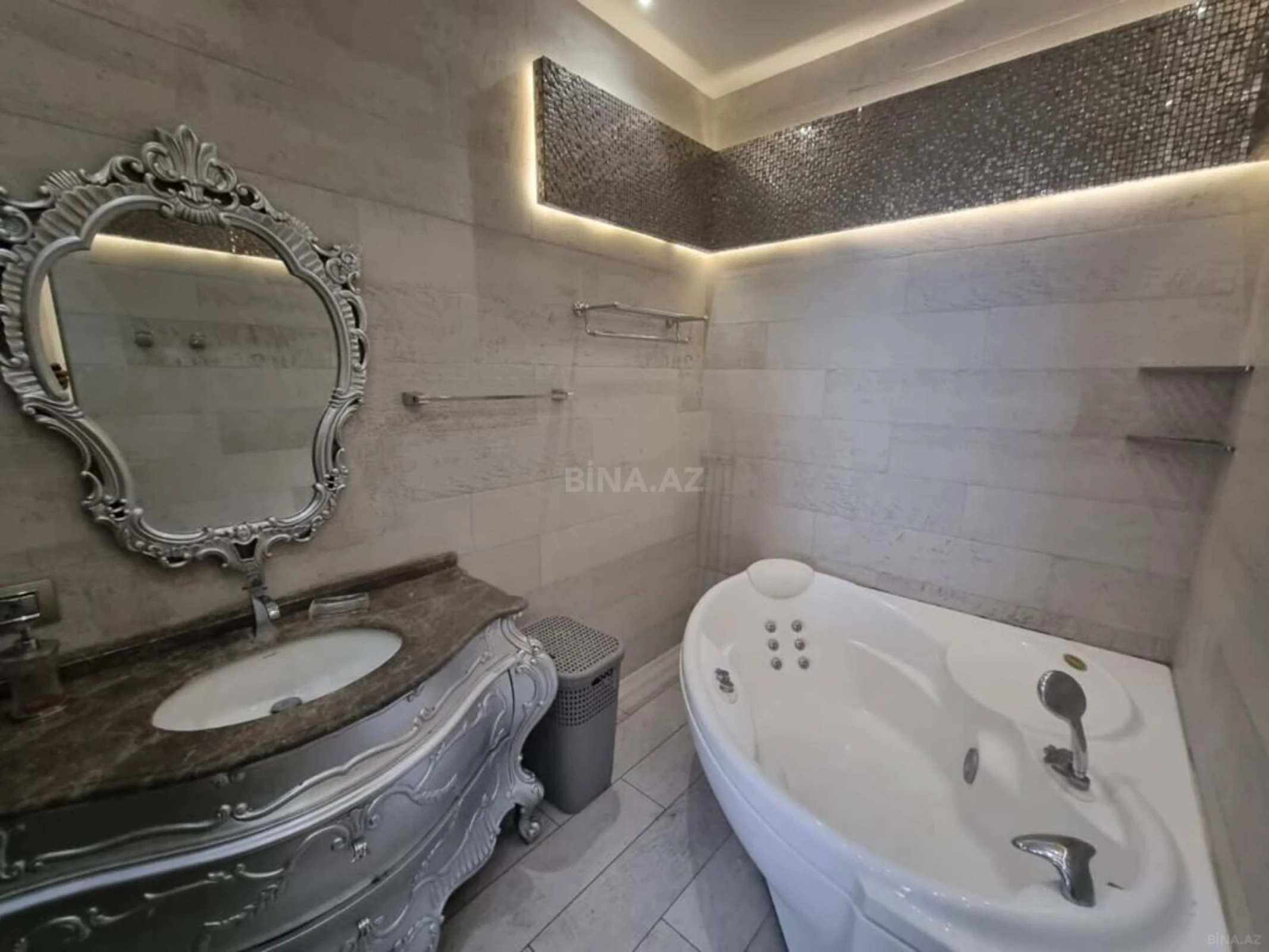 Satılır 4 otaqlı mənzil 240 m²