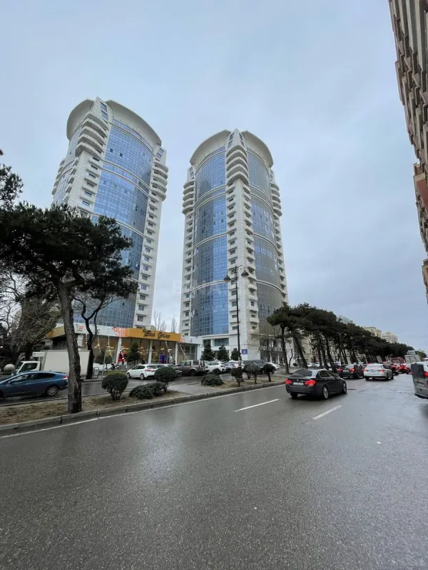 Satılır 4 otaqlı mənzil 240 m²