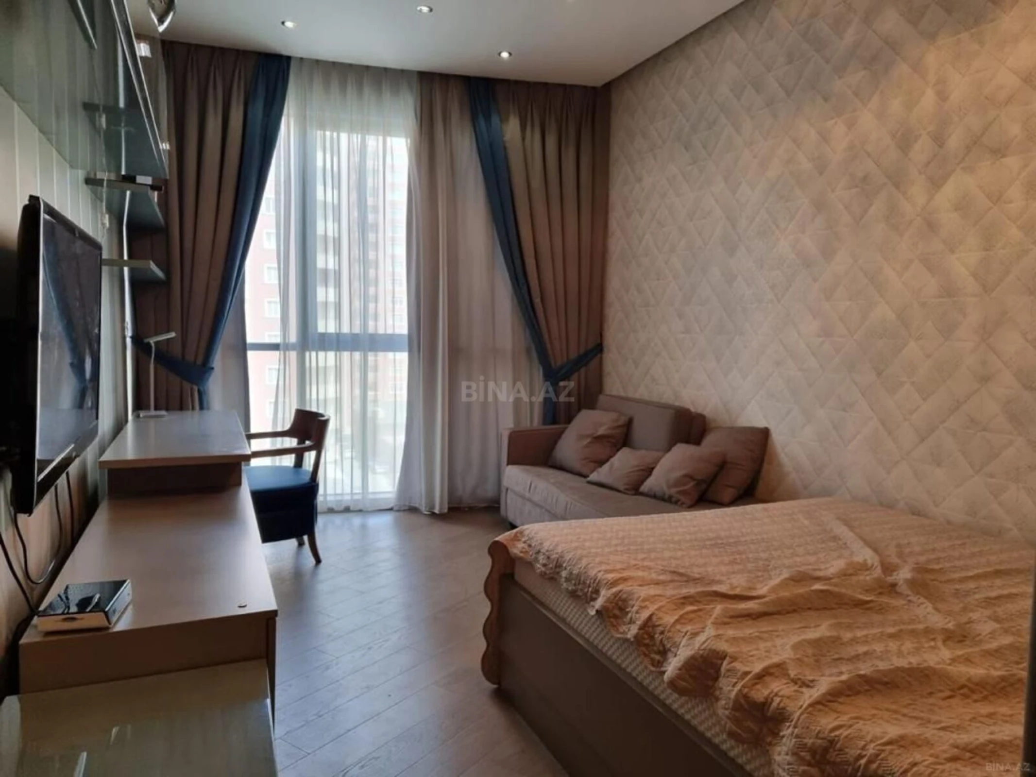 Satılır 4 otaqlı mənzil 240 m²