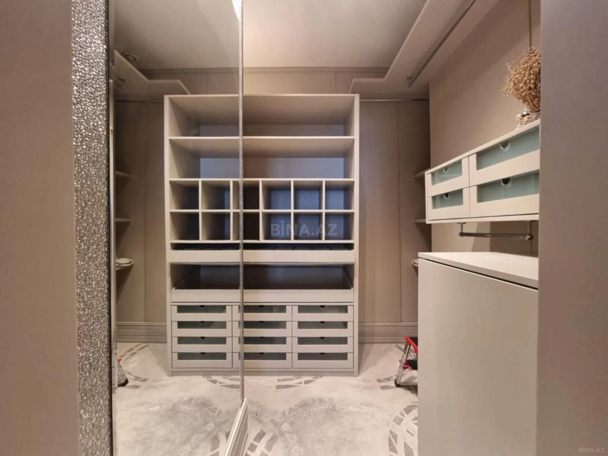 Satılır 4 otaqlı mənzil 240 m²