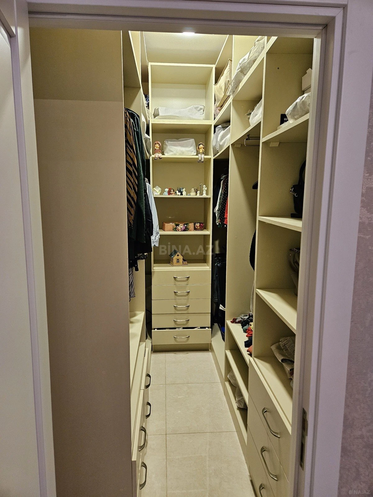 Satılır 3 otaqlı mənzil 137 m²