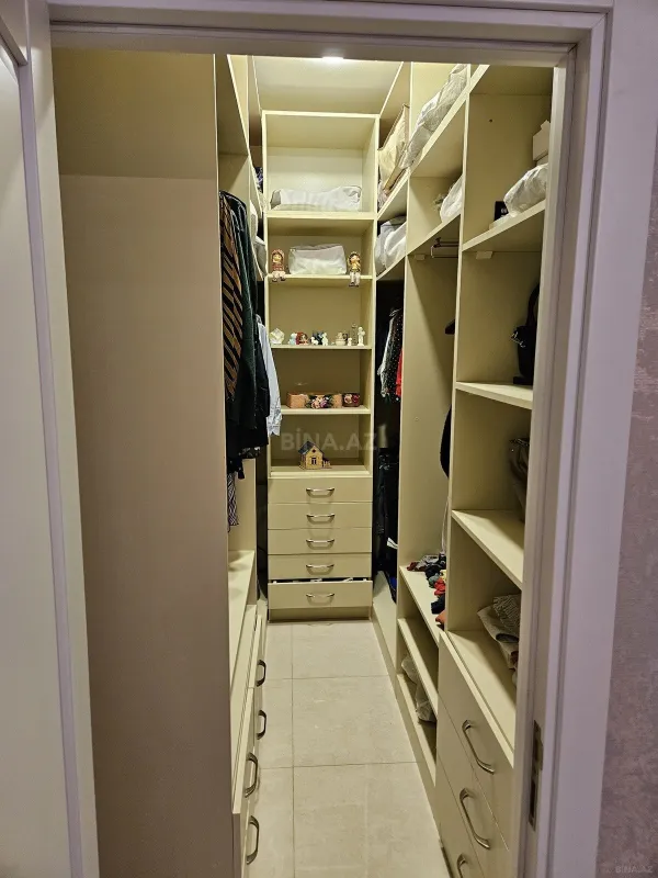 Satılır 3 otaqlı mənzil 137 m²