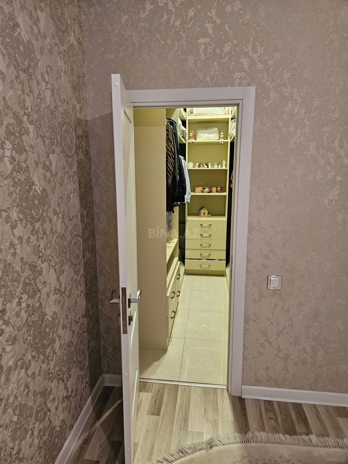 Satılır 3 otaqlı mənzil 137 m²