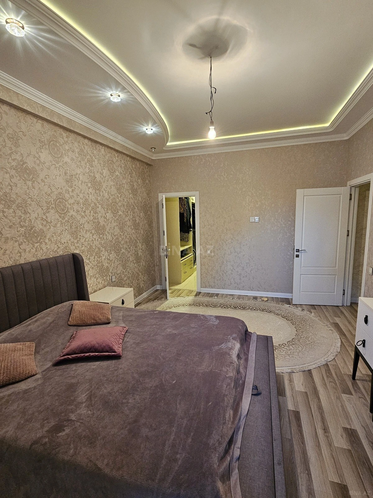 Satılır 3 otaqlı mənzil 137 m²