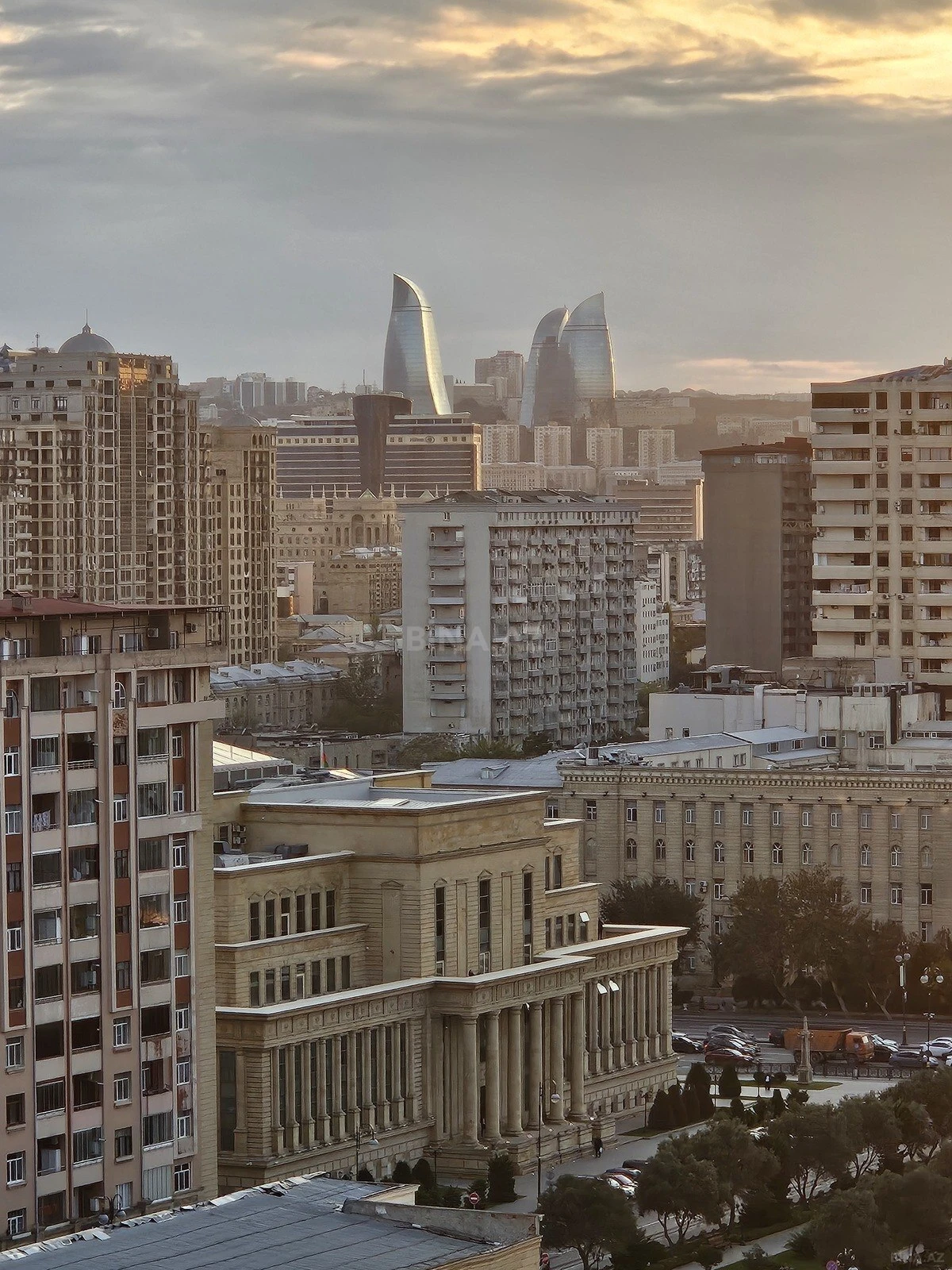 Satılır 3 otaqlı mənzil 137 m²