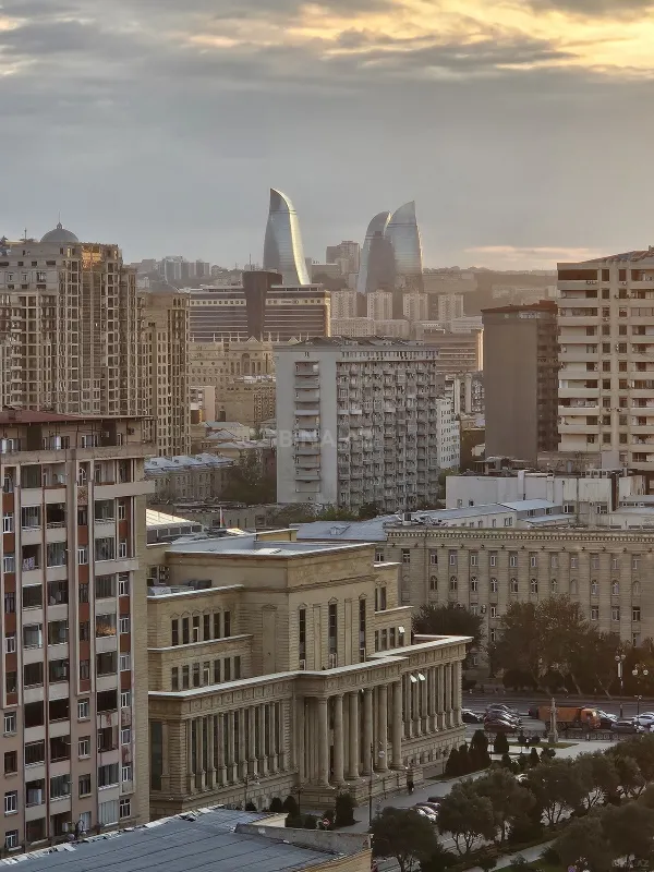 Satılır 3 otaqlı mənzil 137 m²