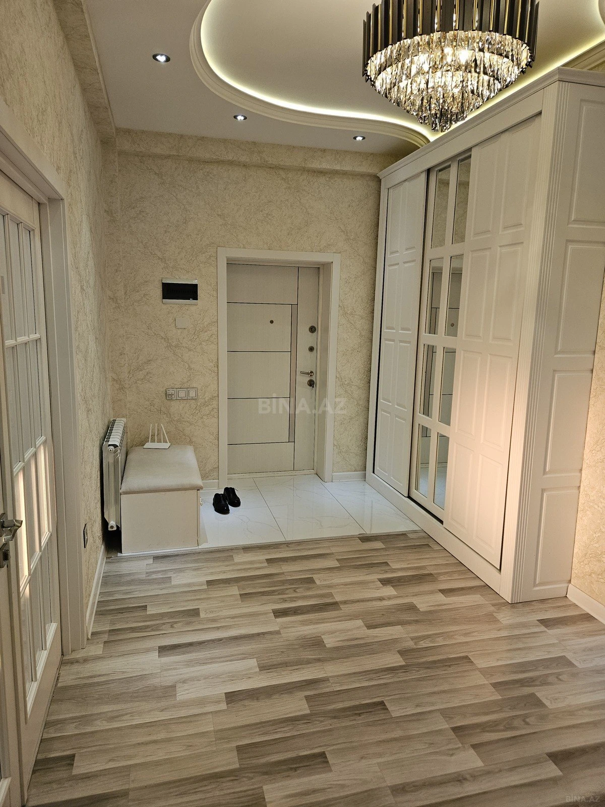 Satılır 3 otaqlı mənzil 137 m²