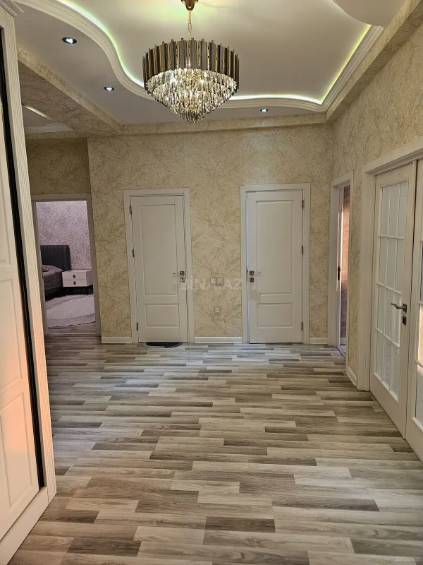 Satılır 3 otaqlı mənzil 137 m²