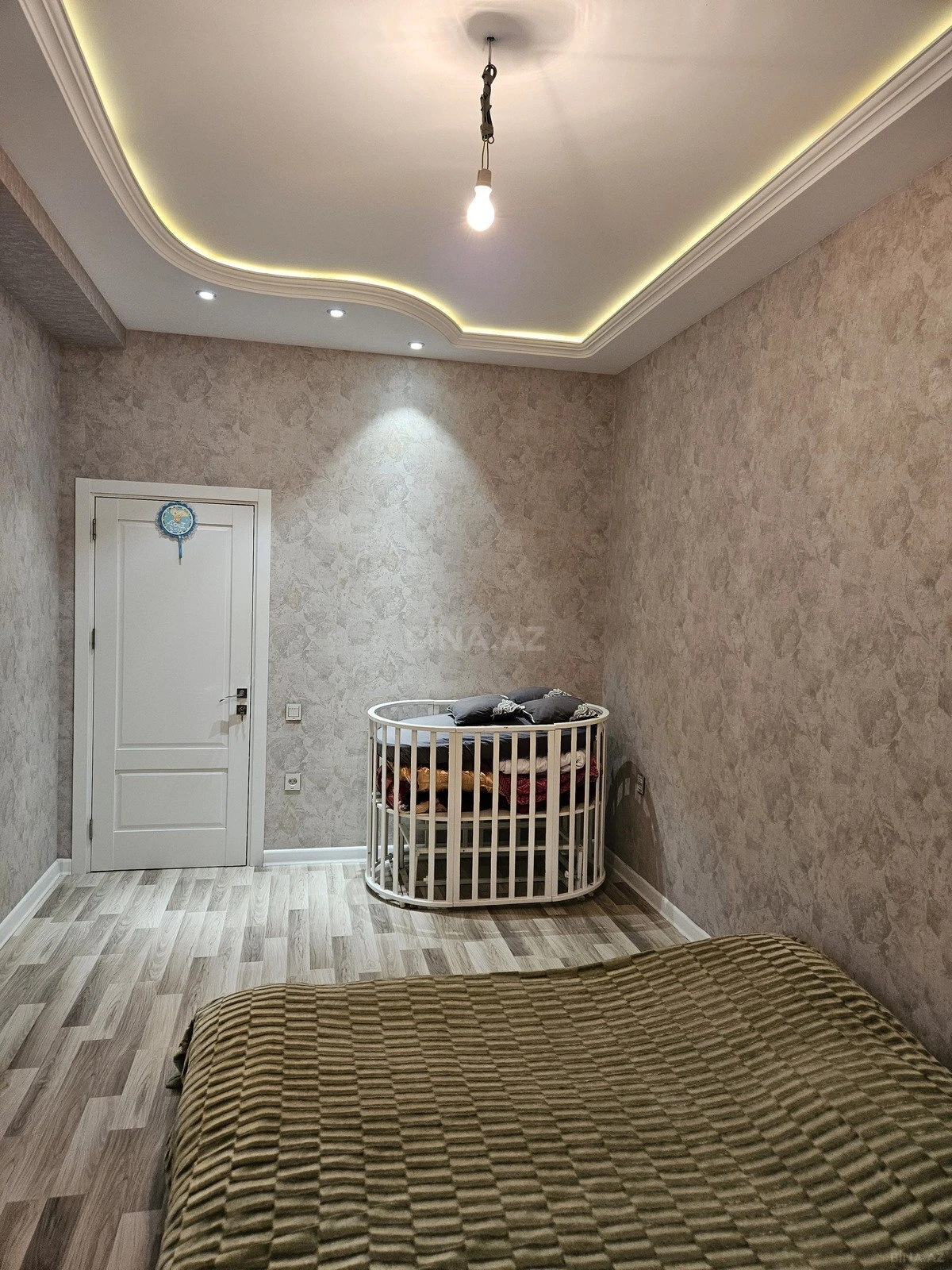 Satılır 3 otaqlı mənzil 137 m²