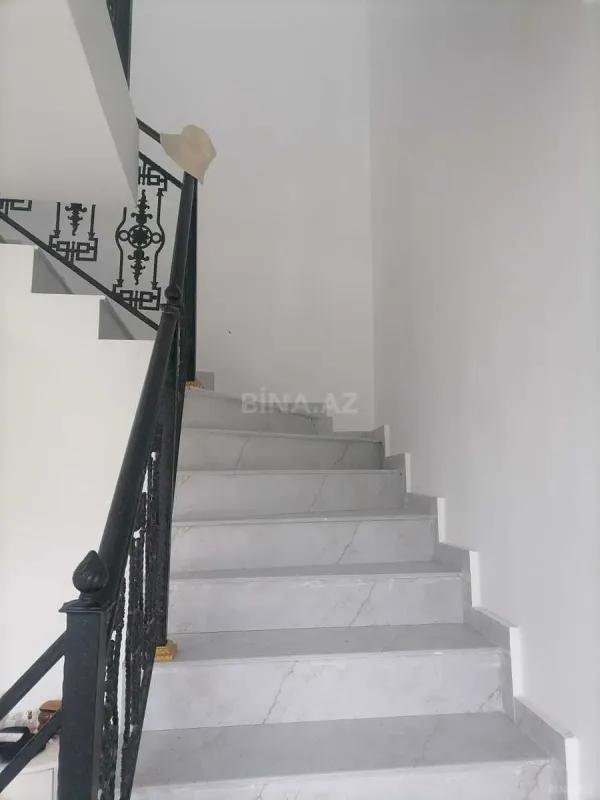 Satılır 5 otaqlı həyət evi 180 m²