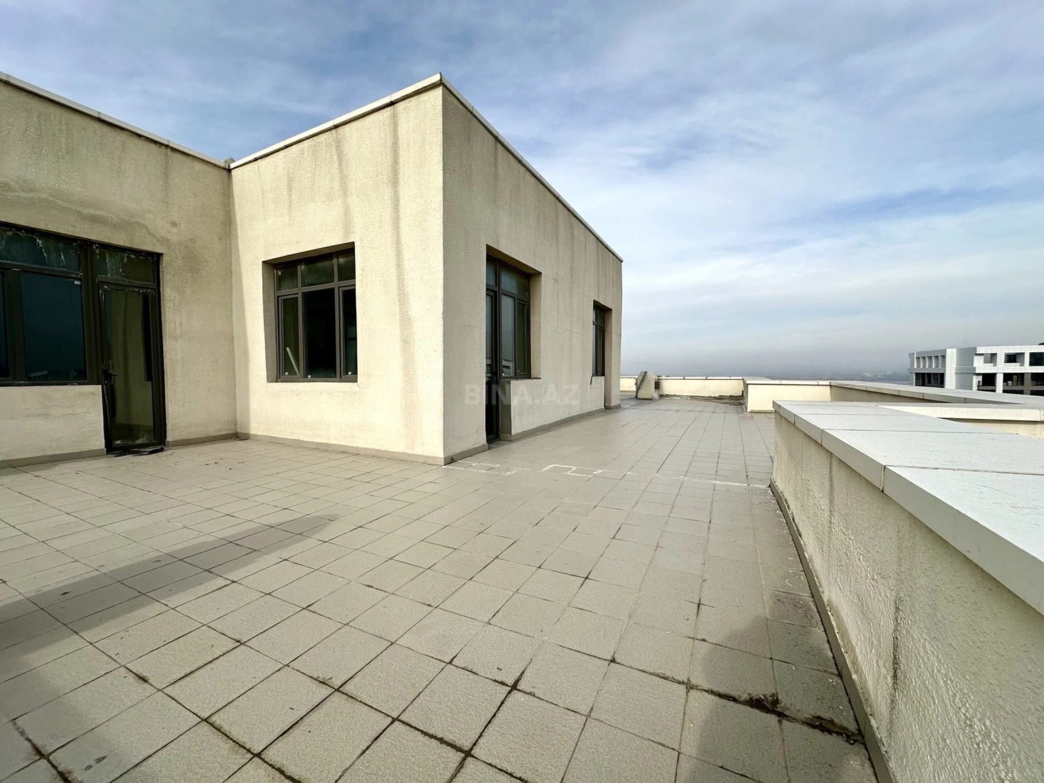 Satılır 5 otaqlı mənzil 600 m²