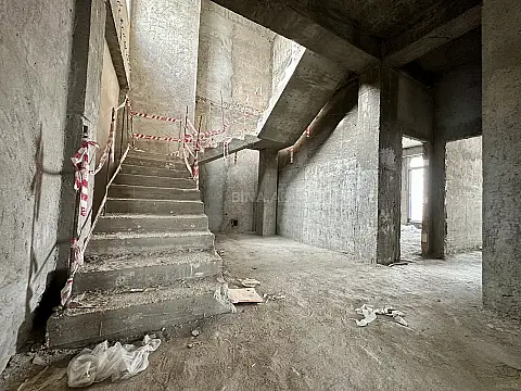 Satılır 5 otaqlı mənzil 600 m²