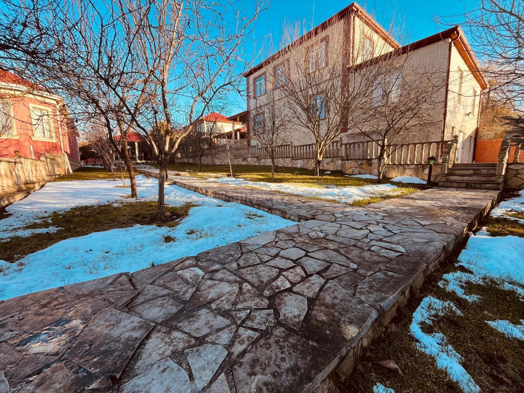 Kirayə verilir 8 otaqlı həyət evi 360 m²