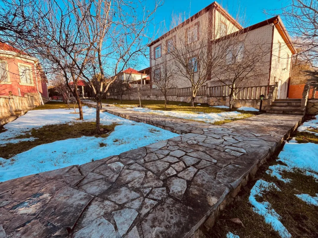 Kirayə verilir 8 otaqlı həyət evi 360 m²