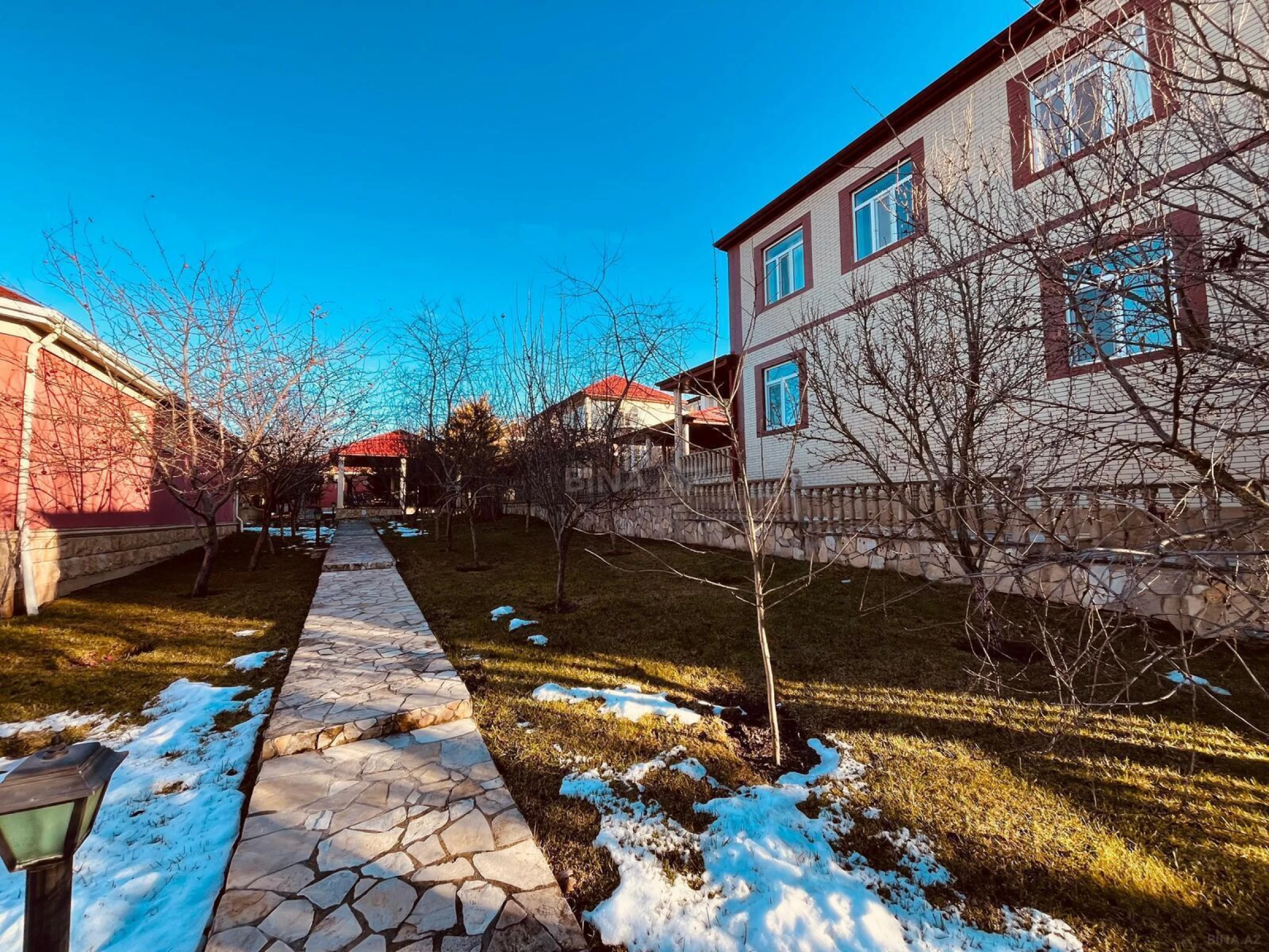 Kirayə verilir 8 otaqlı həyət evi 360 m²