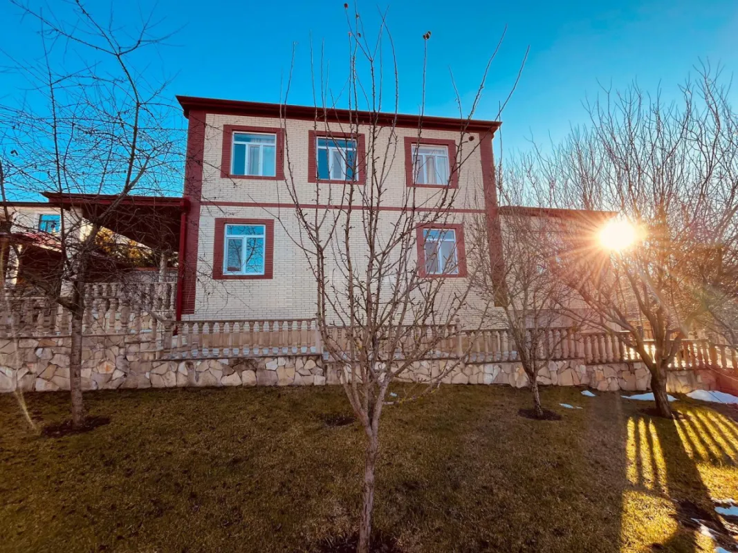 Kirayə verilir 8 otaqlı həyət evi 360 m²