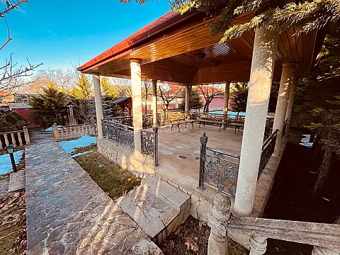 Kirayə verilir 8 otaqlı həyət evi 360 m²