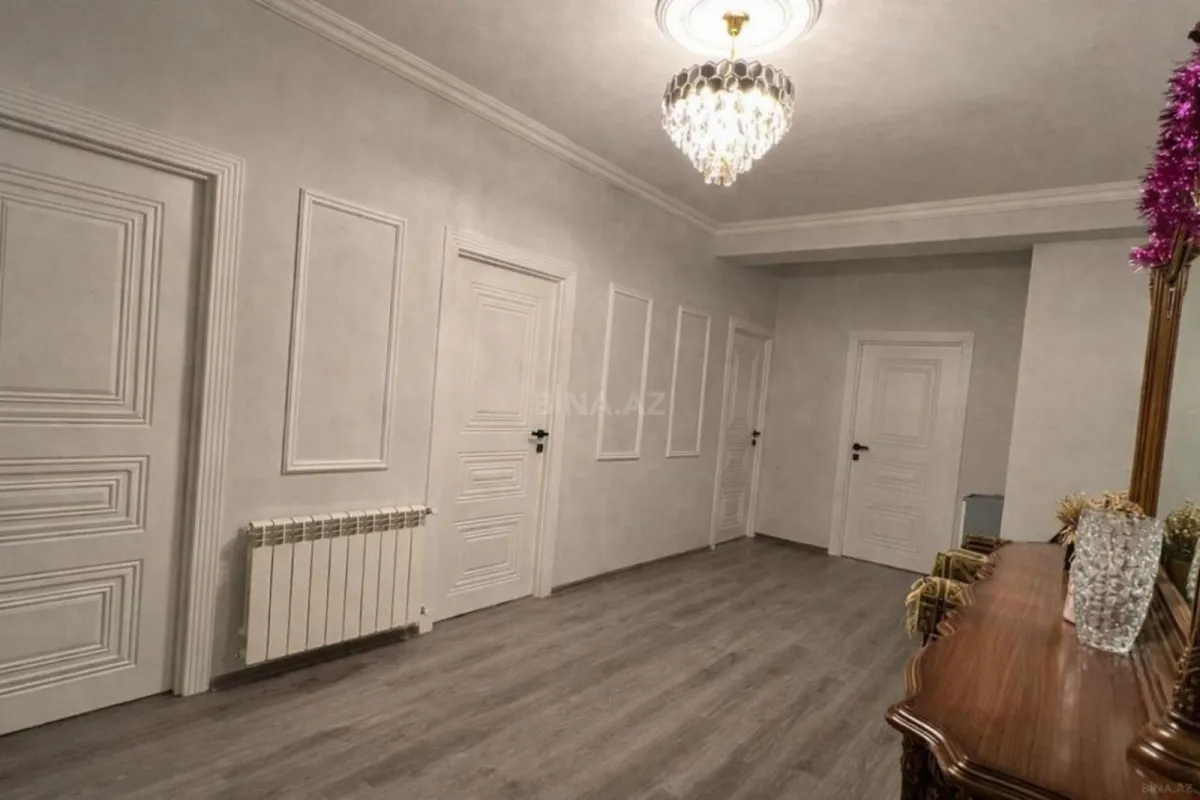 Satılır 3 otaqlı mənzil 121 m²