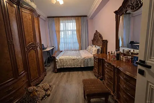 Satılır 3 otaqlı mənzil 121 m²