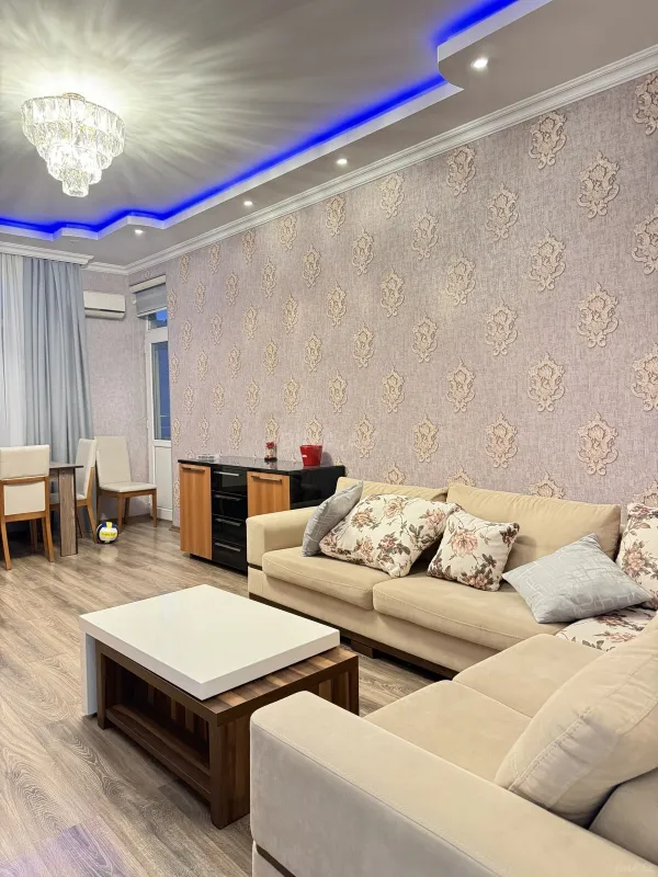 Kirayə verilir 2 otaqlı mənzil 90 m²