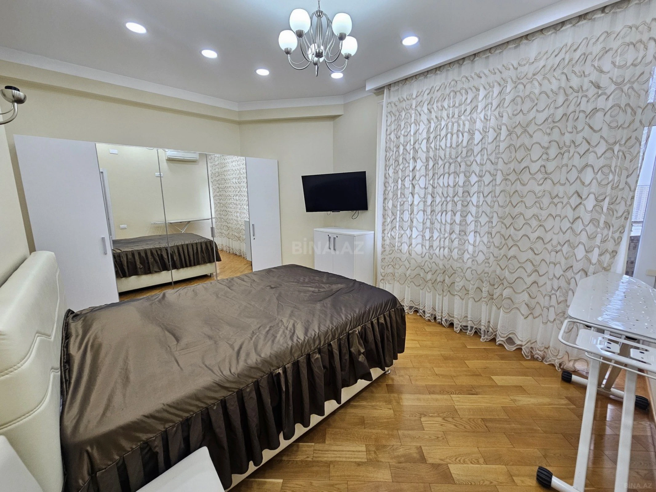 Kirayə verilir 3 otaqlı mənzil 150 m²