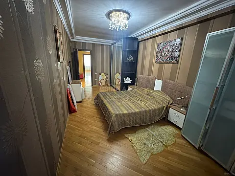 Satılır 3 otaqlı mənzil 160 m²