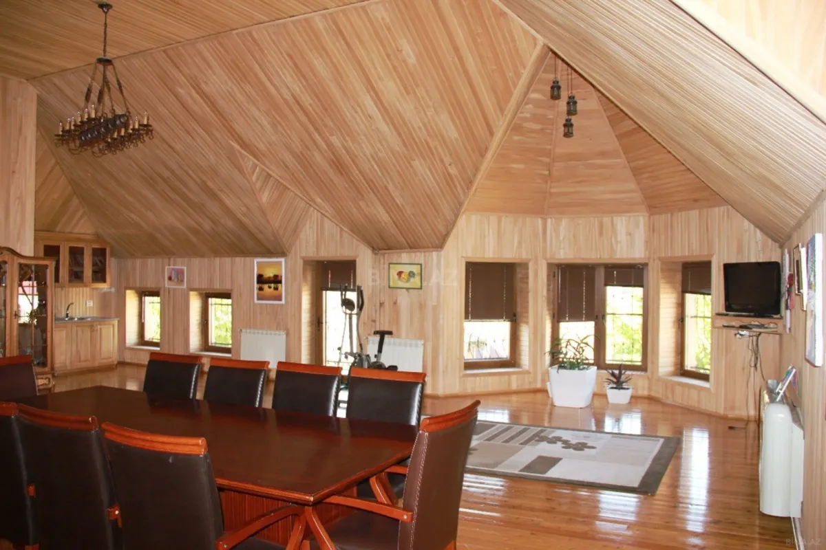 Satılır 6 otaqlı həyət evi 440 m²