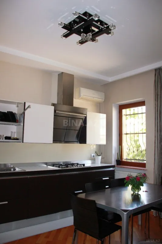 Satılır 6 otaqlı həyət evi 440 m²