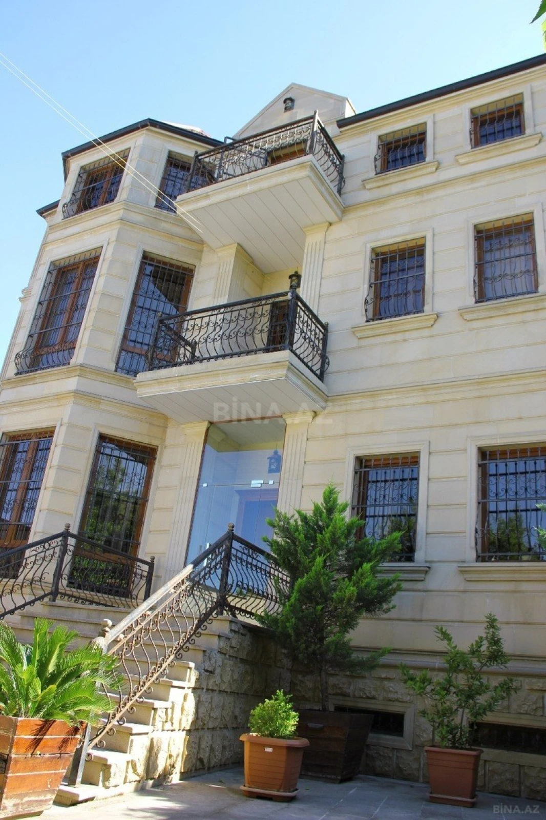 Satılır 6 otaqlı həyət evi 440 m²