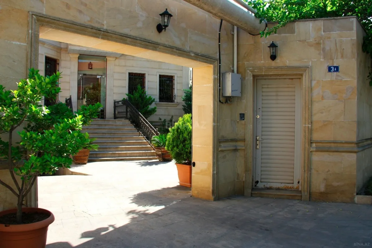 Satılır 6 otaqlı həyət evi 440 m²