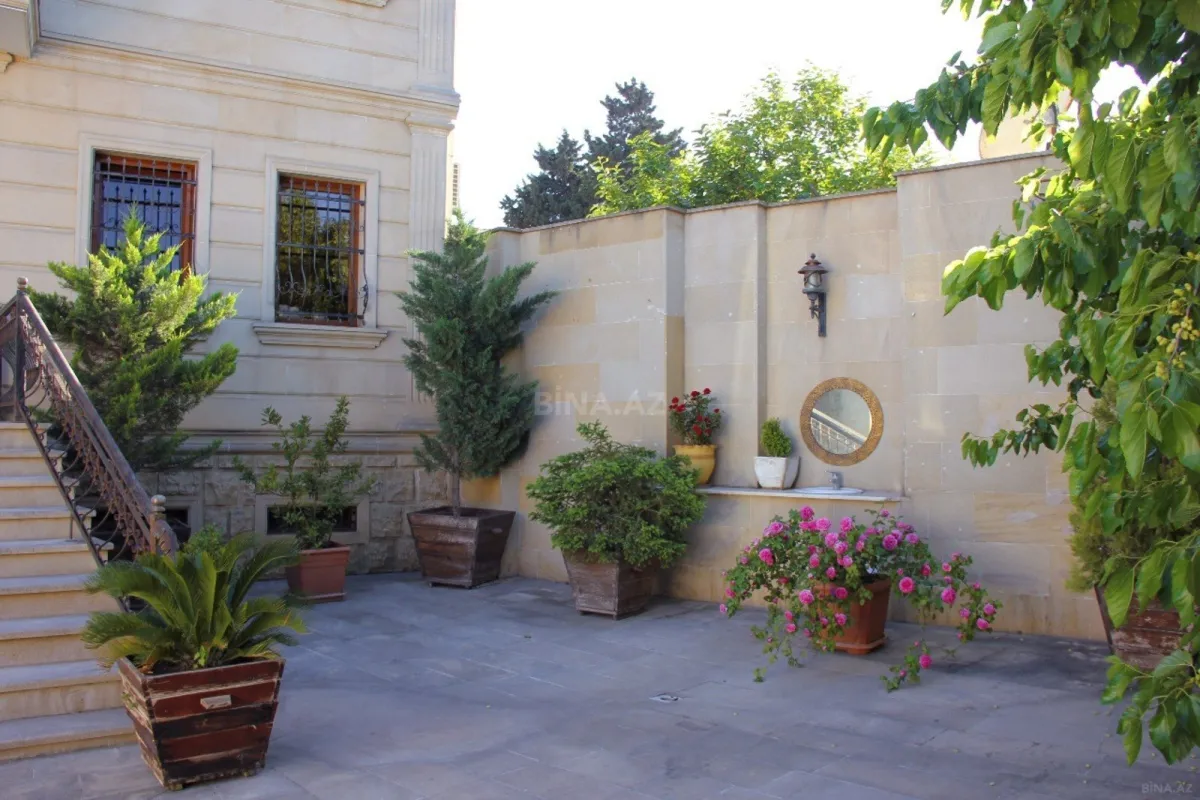 Satılır 6 otaqlı həyət evi 440 m²