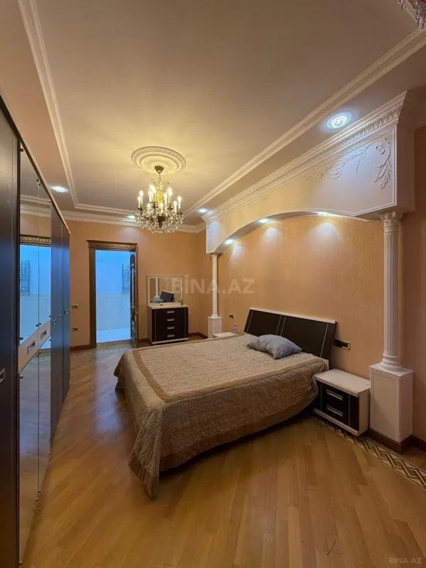 Satılır 4 otaqlı mənzil 230 m²