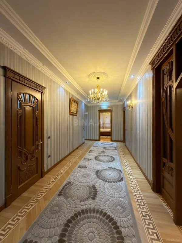 Satılır 4 otaqlı mənzil 230 m²