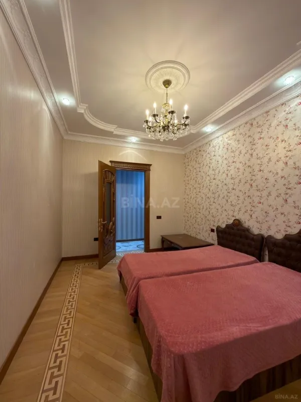 Satılır 4 otaqlı mənzil 230 m²
