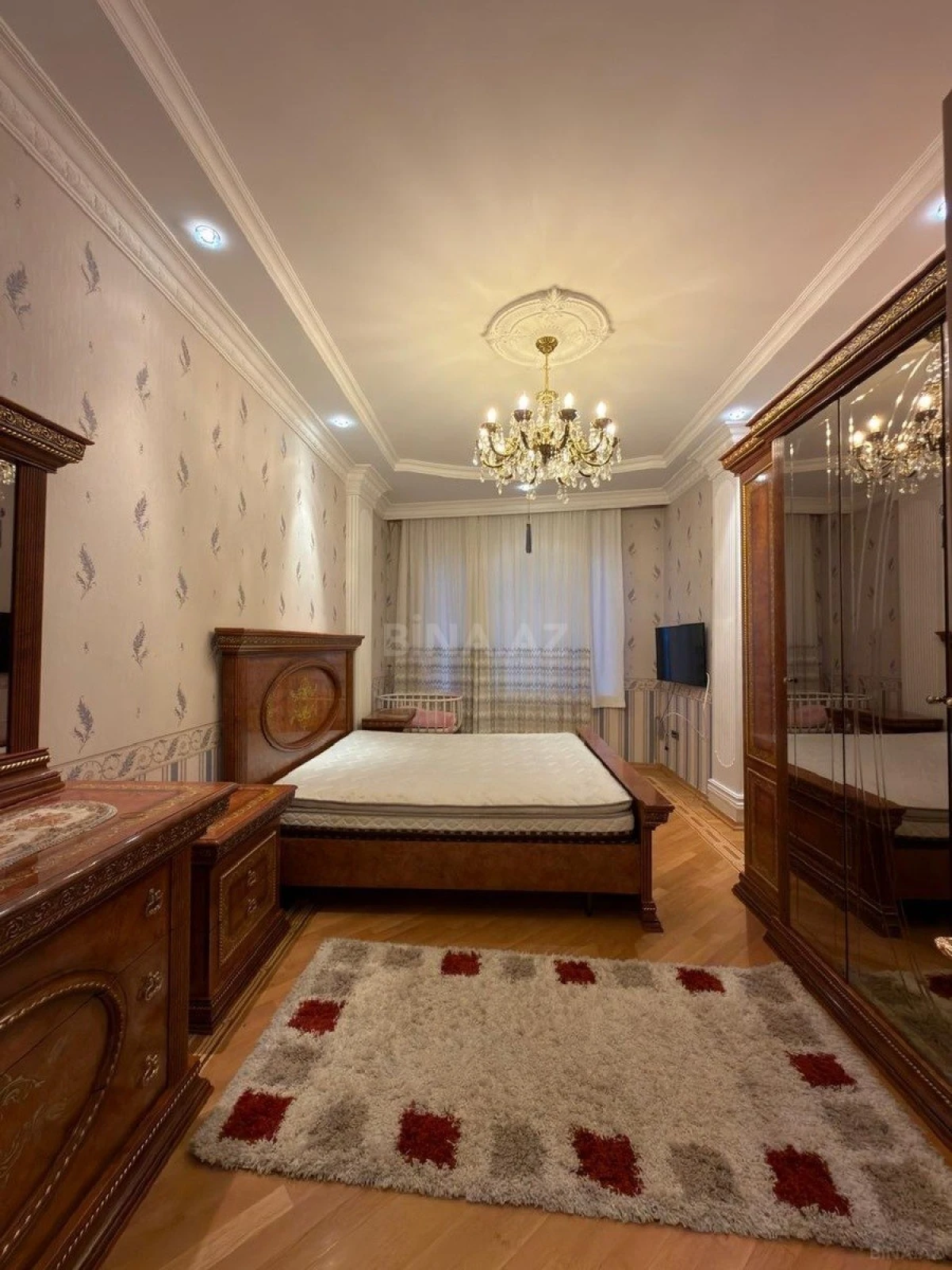 Satılır 4 otaqlı mənzil 230 m²