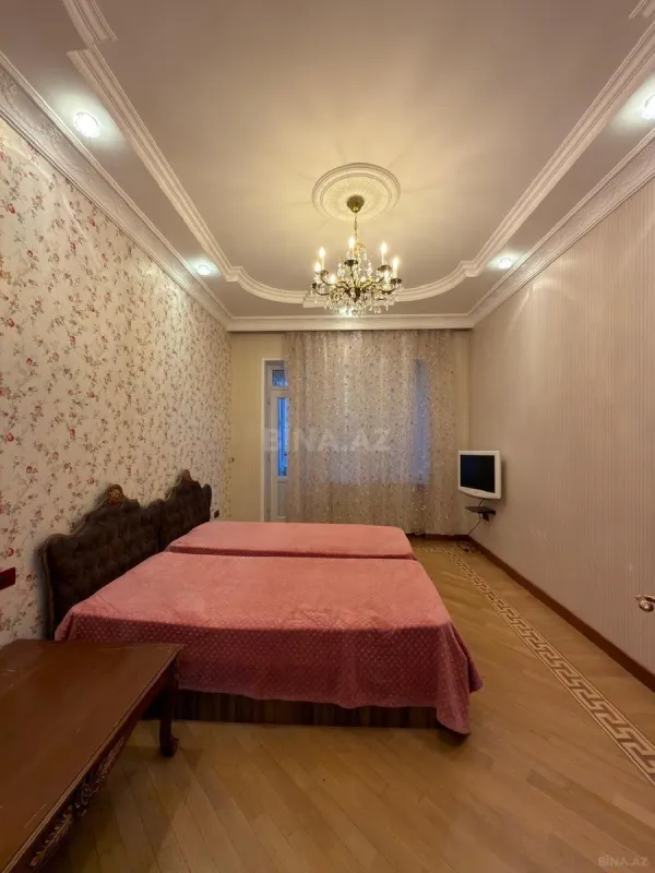 Satılır 4 otaqlı mənzil 230 m²