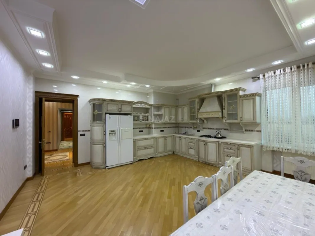 Satılır 4 otaqlı mənzil 230 m²