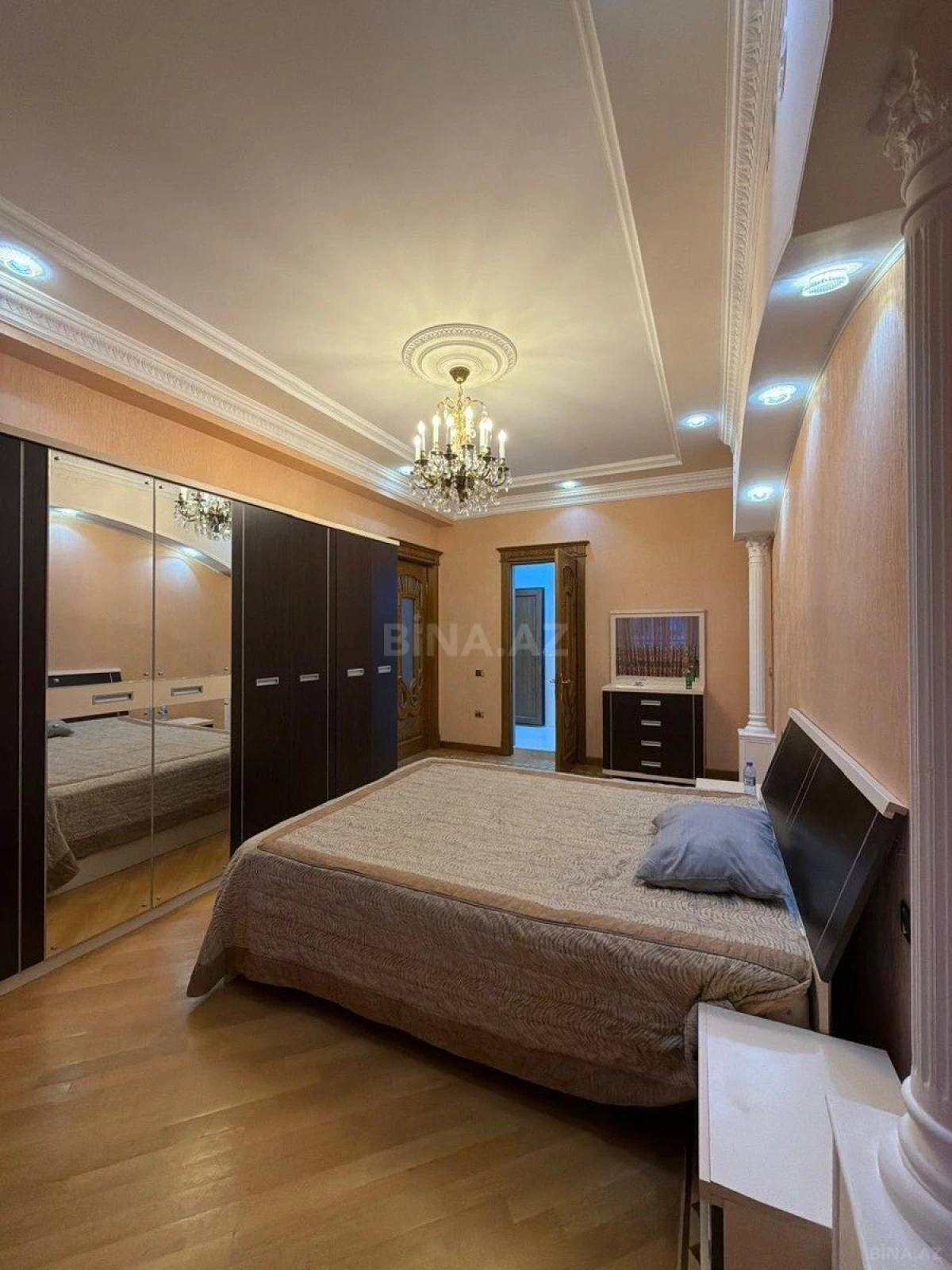 Satılır 4 otaqlı mənzil 230 m²